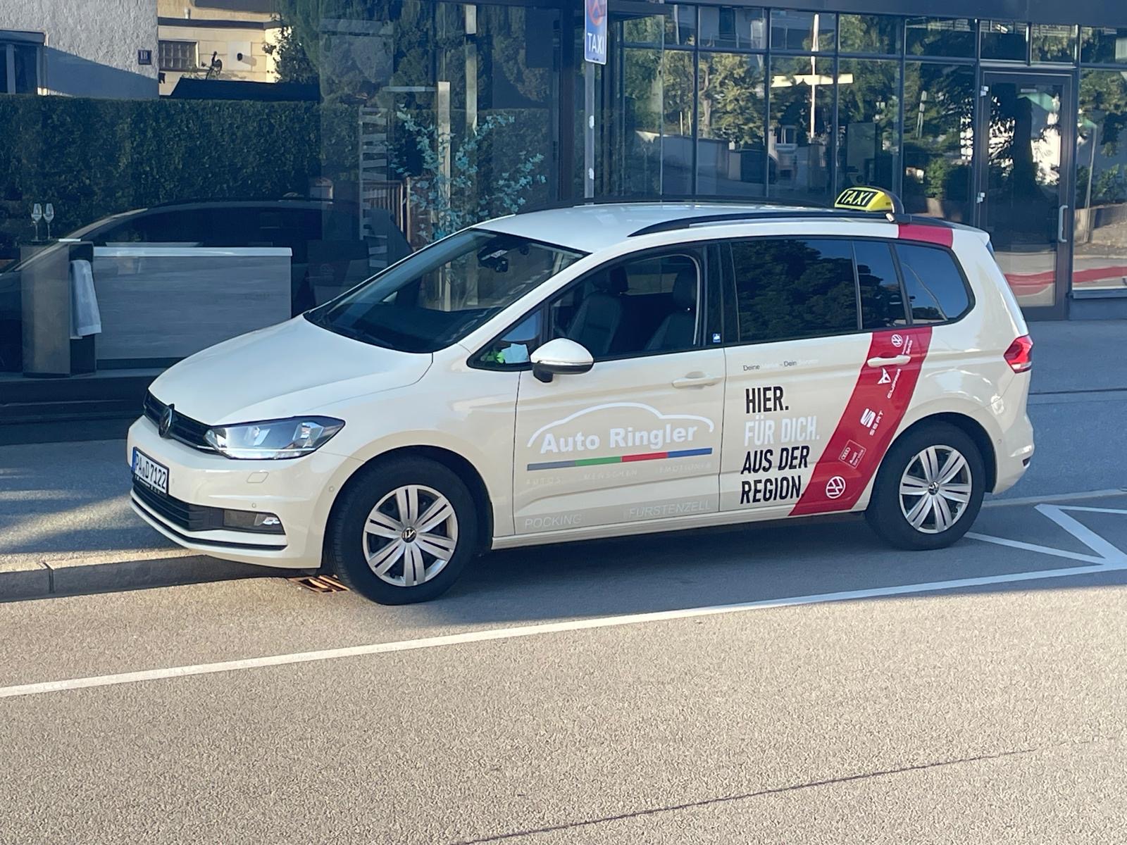 Großraumtaxi (VW Touran) von Taxi Passau Önal — bereit für Fahrten in Passau und Umgebung